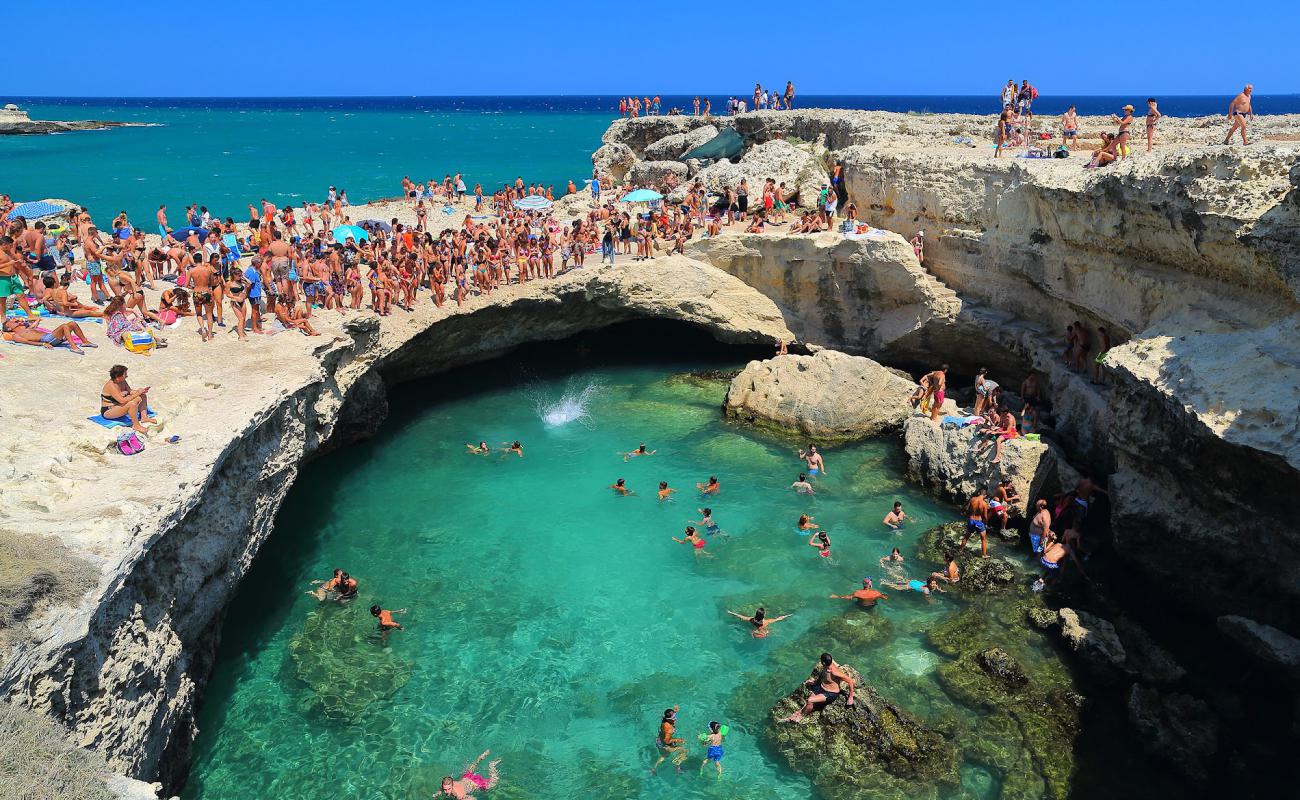 Foto af Grotta della Poesia med sten overflade