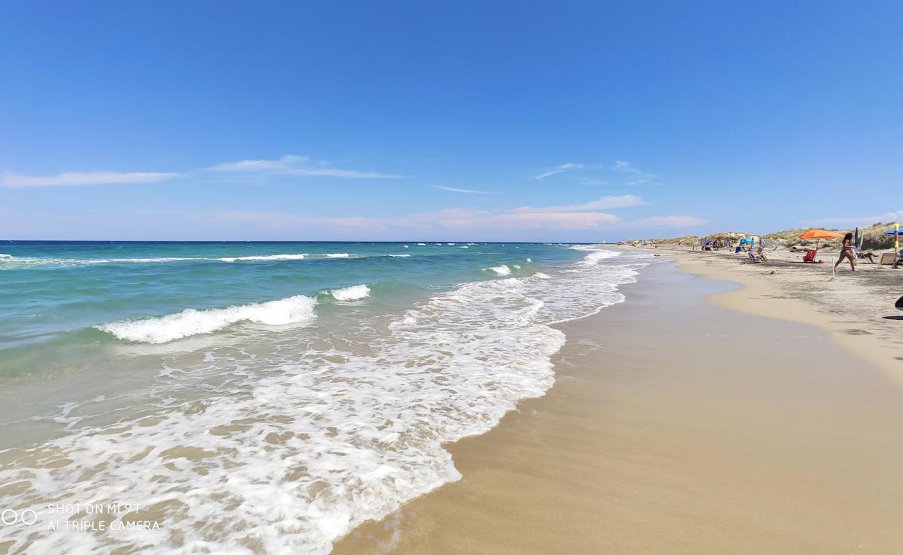 Foto af Spiaggia di Torre Rinalda med lys fint sand overflade