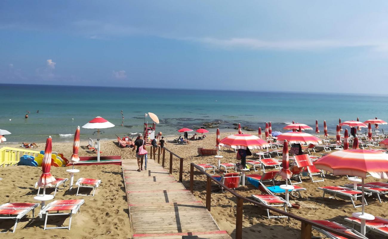 Foto af Spiaggia Via di Torre Resta med lys fint sand overflade