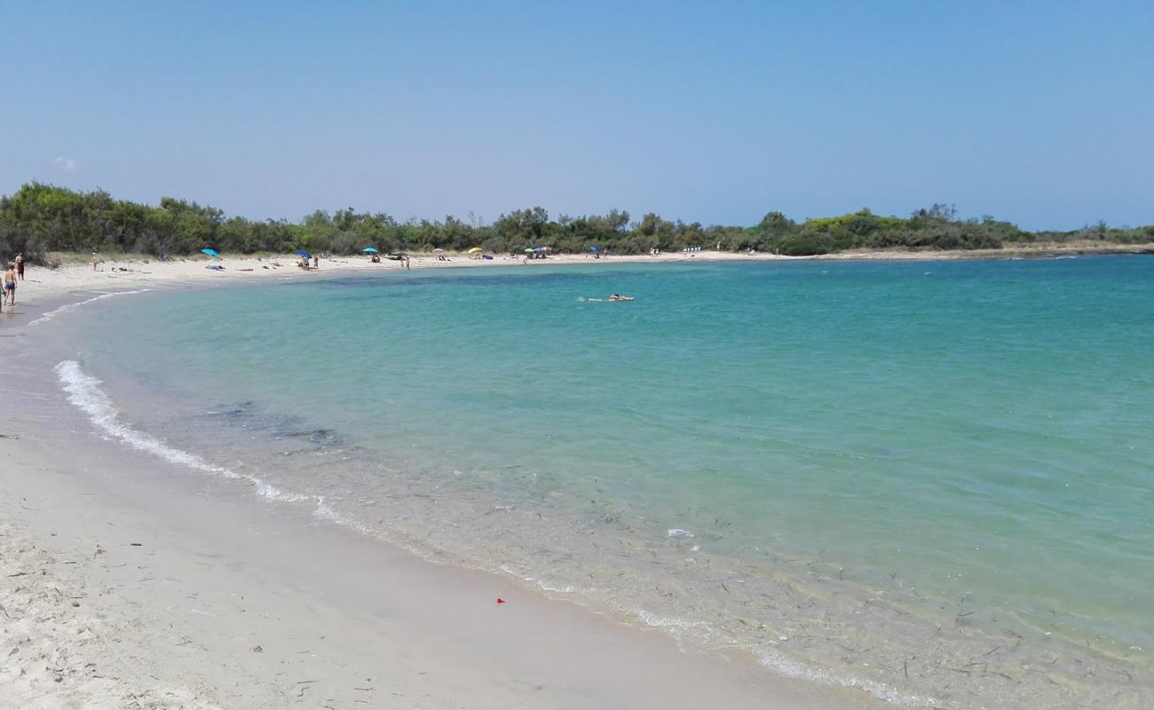 Foto af Spiaggia di Torre Guaceto med lys fint sand overflade