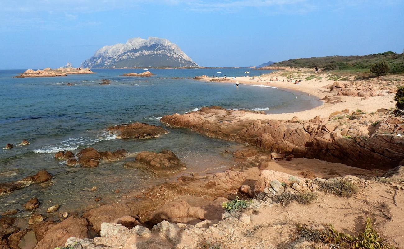 Foto af Punta Corallina beach med sort sand og småsten overflade