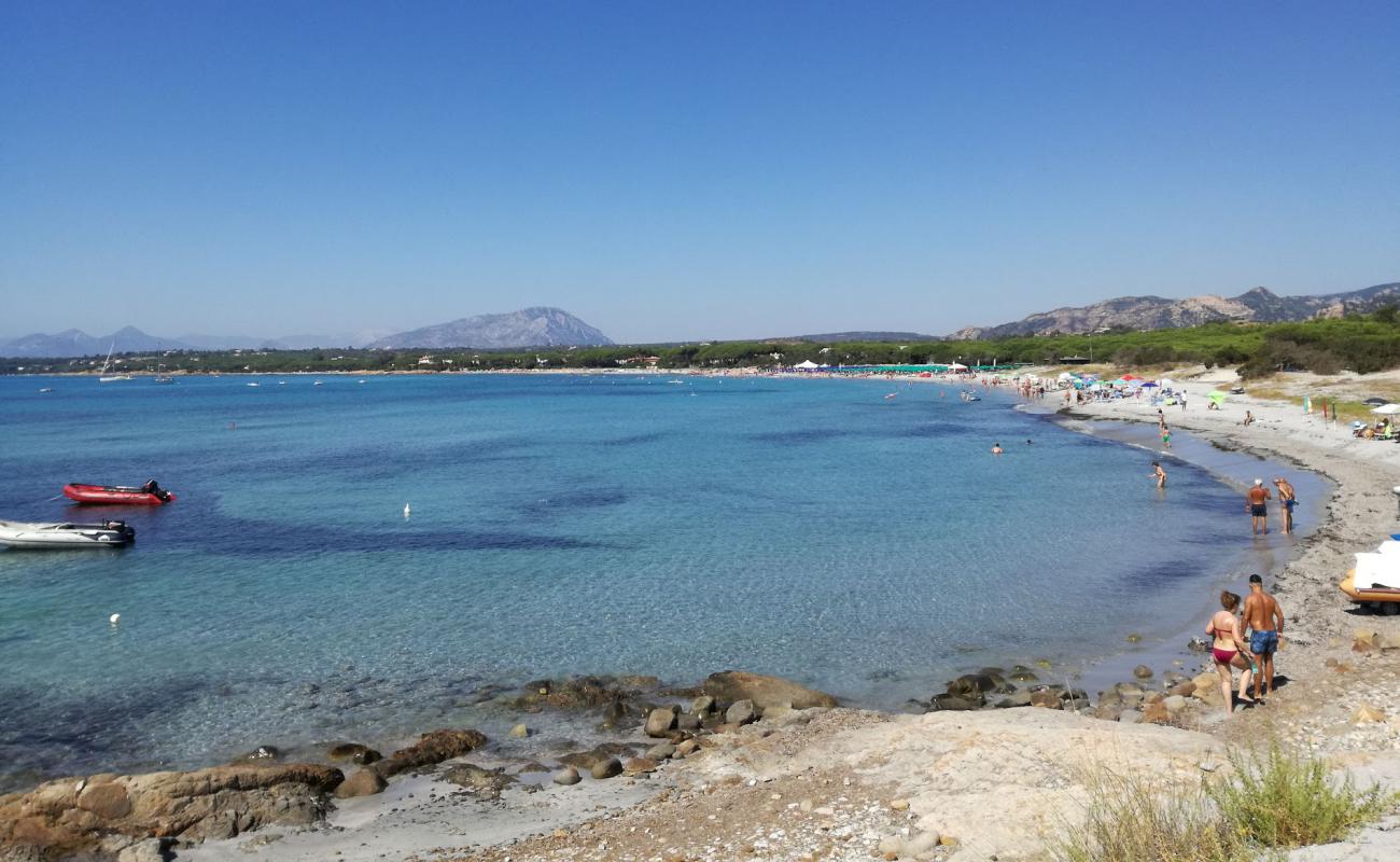 Foto af Cala Ginepro Strand med lys fint sand overflade