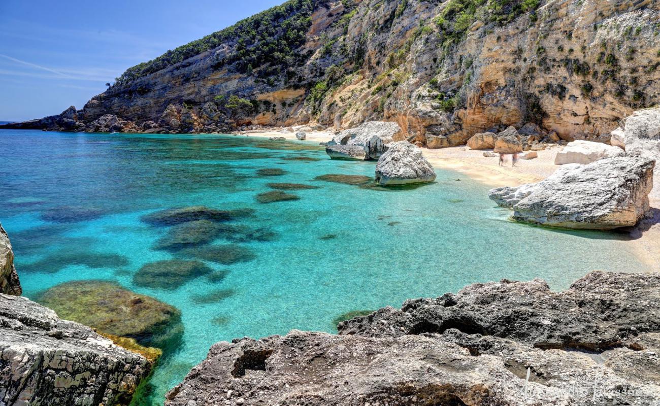 Foto af Cala Mariolu med hvid fin sten overflade