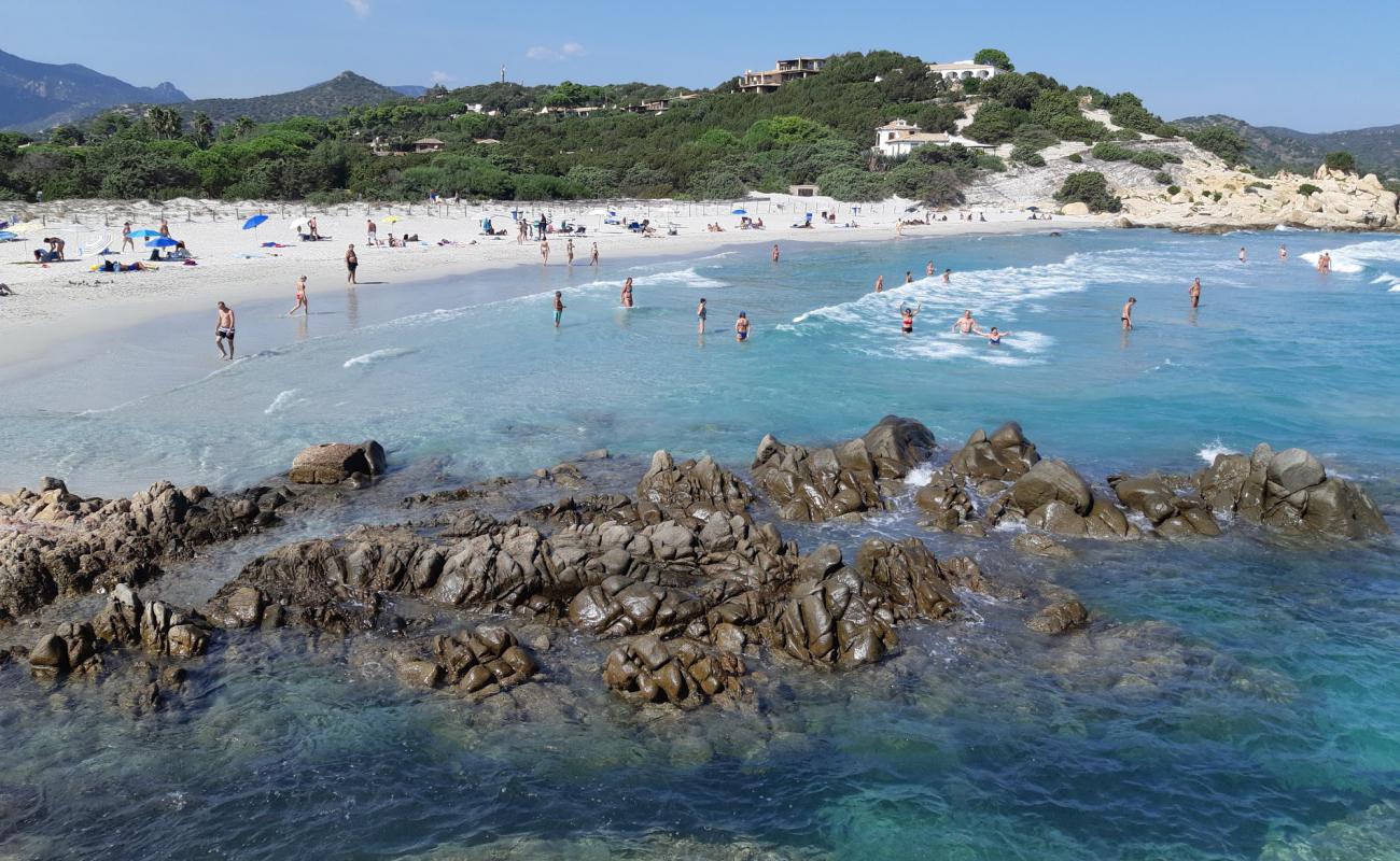 Foto af Stranden Porto Giunco med lys fint sand overflade