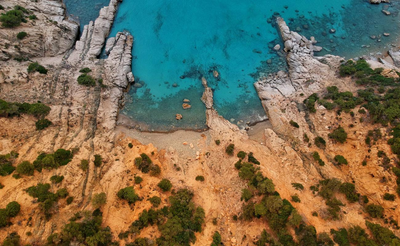 Foto af Cala Sirena med sten overflade