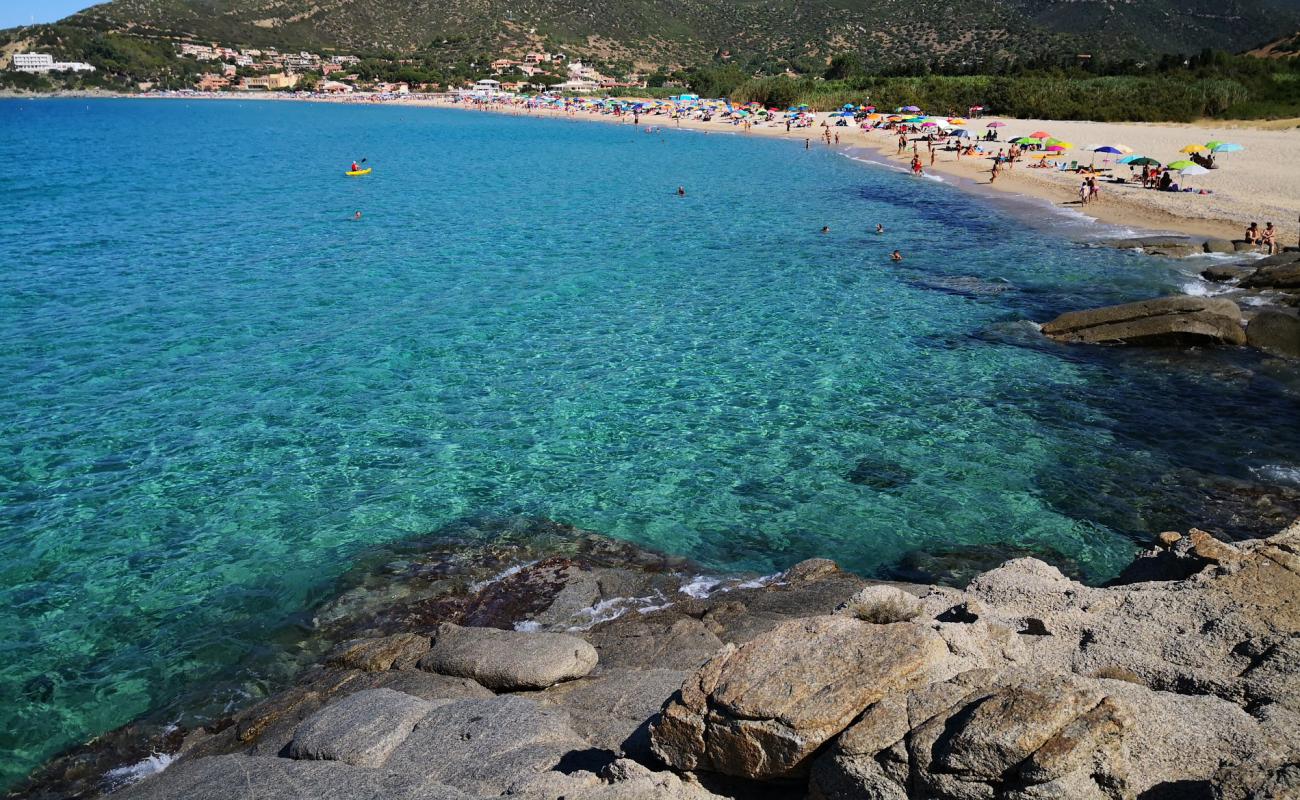 Foto af Solanas Strand med lys fint sand overflade