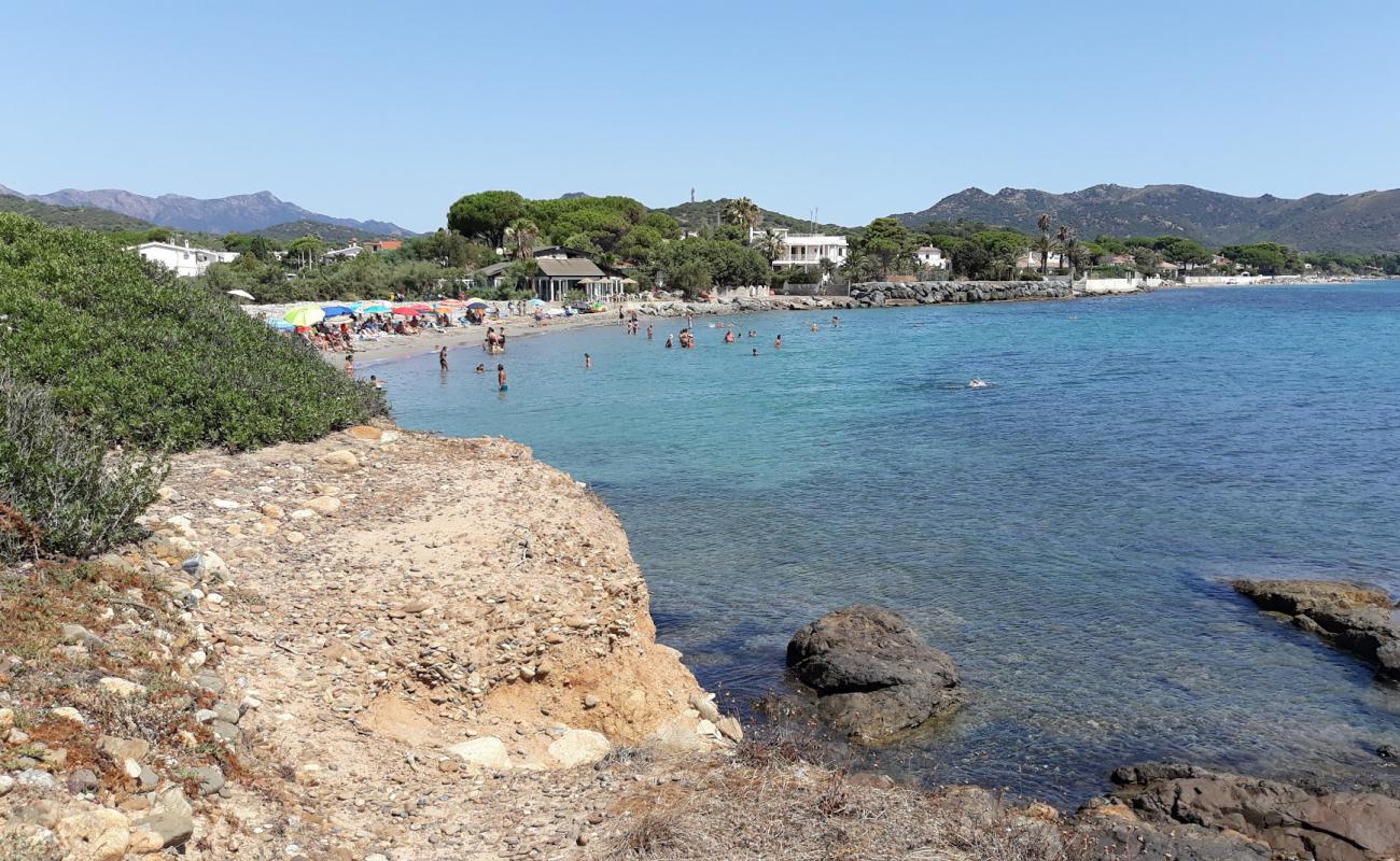 Foto af Porto Columbu med let sand og småsten overflade