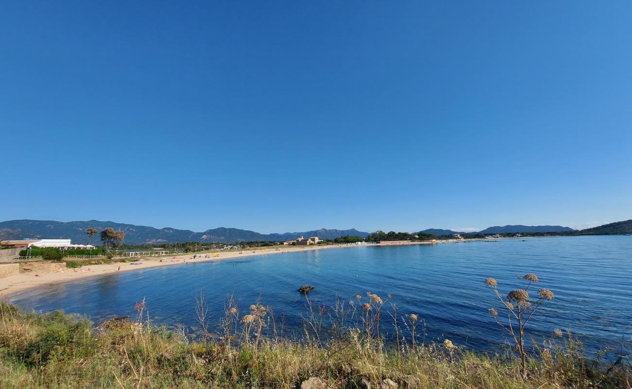 Foto af Spiaggia di Nora med lys fint sand overflade