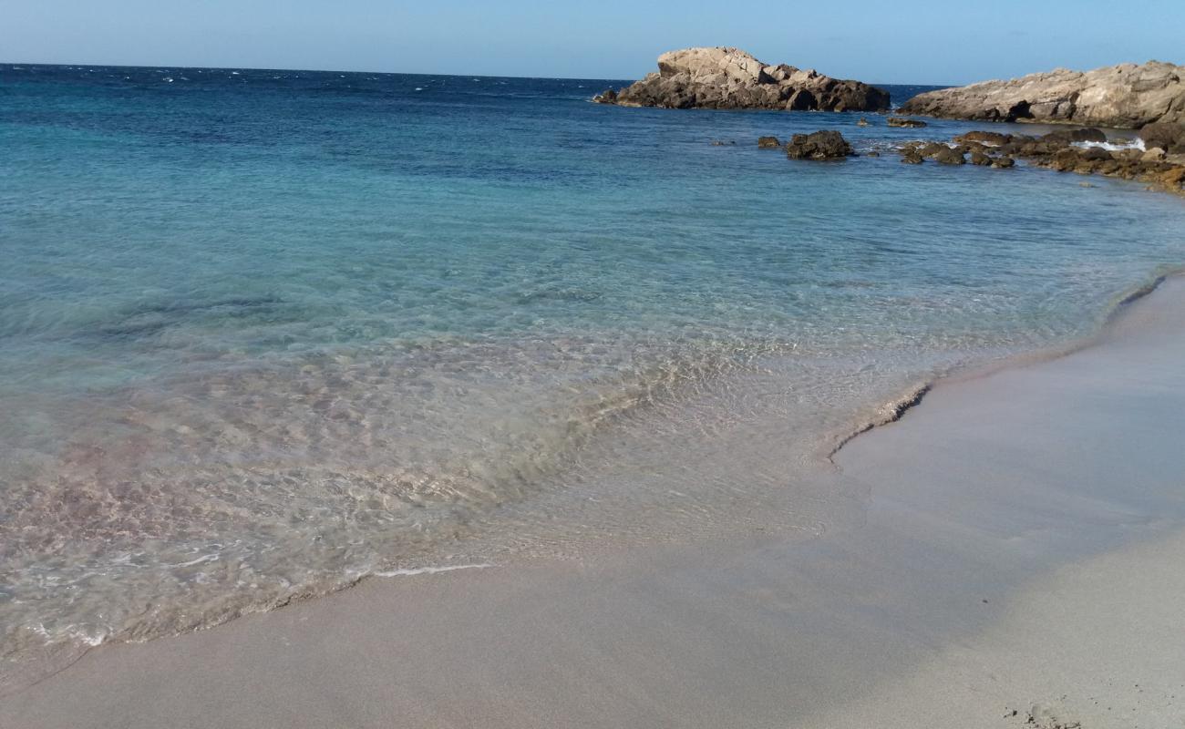 Foto af Porto pineddu beach med hvidt fint sand overflade