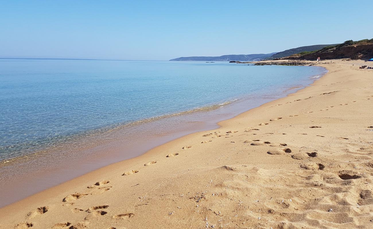 Foto af S'acquedda beach med lys sand overflade