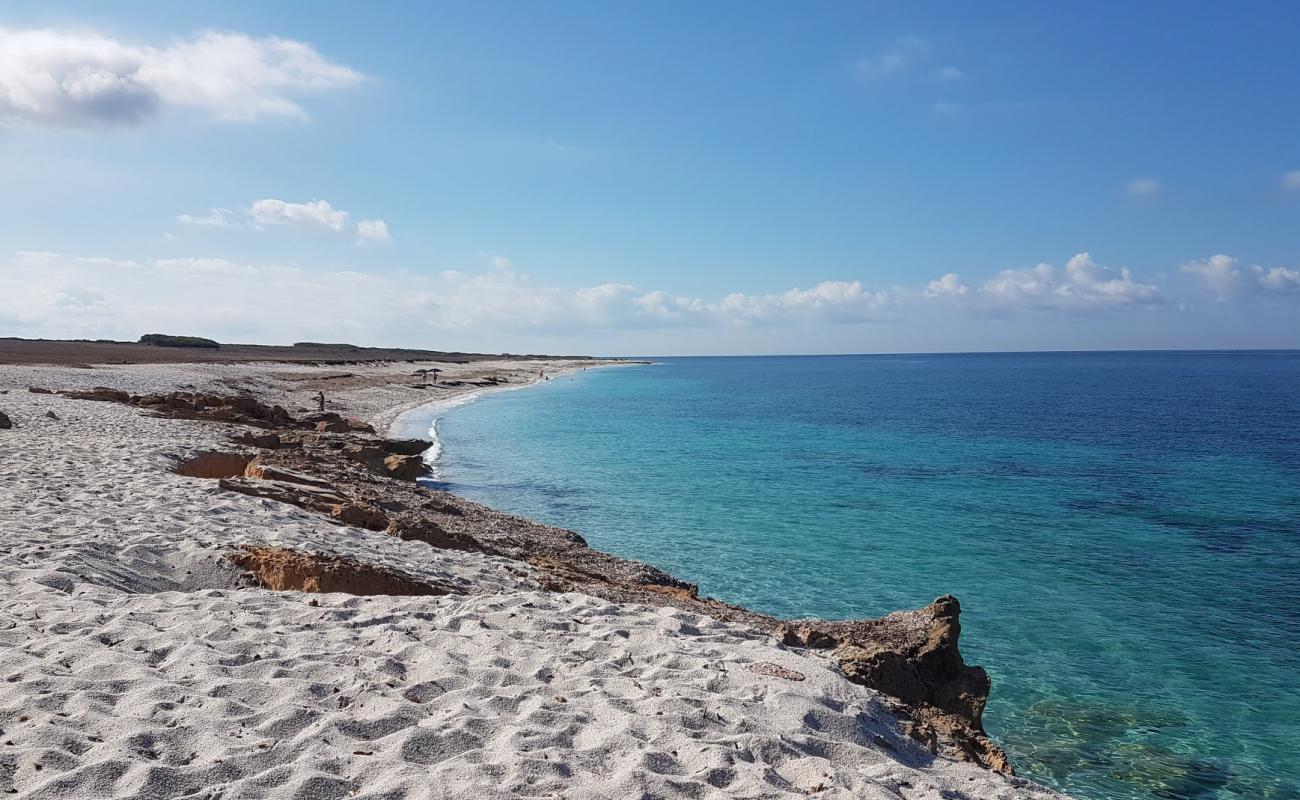 Foto af Spiaggia S'Archeddu med hvidt fint sand overflade