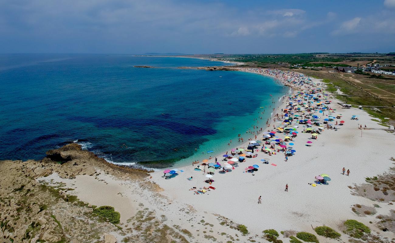 Foto af Arutas Strand med hvidt fint sand overflade