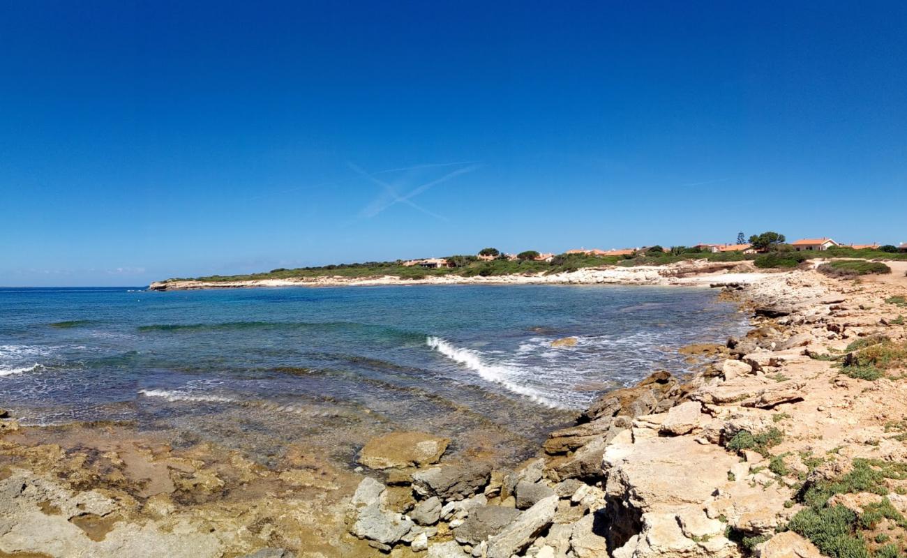 Foto af Spiaggia di Mandriola med lyst sand & sten overflade