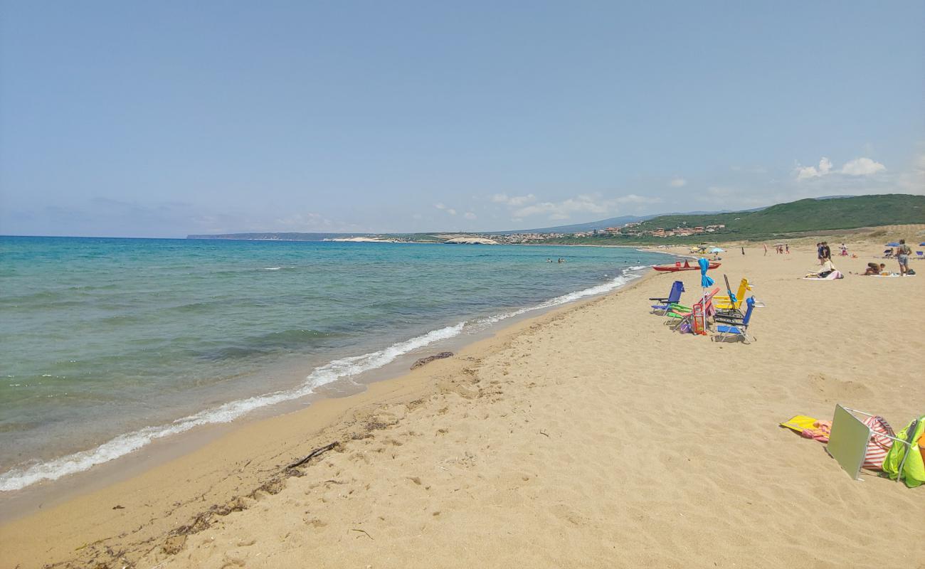 Foto af Spiaggia Di Is Arenas med lys sand overflade