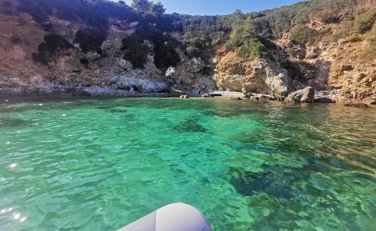 Foto af Cala Di Monte Tundu med lyst sand & sten overflade