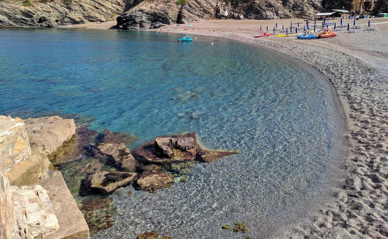 Foto af Cala dell'Argentiera med gråt sand og småsten overflade