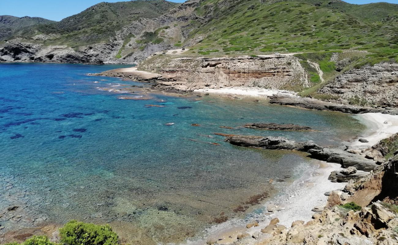 Foto af Cala Ebi Dozzi med let sand og småsten overflade