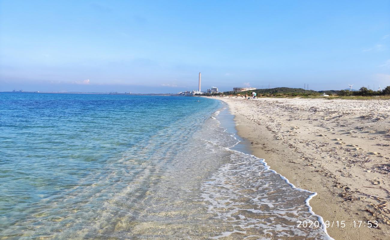 Foto af Spiaggia di Stagno di Pilo med lys sand overflade