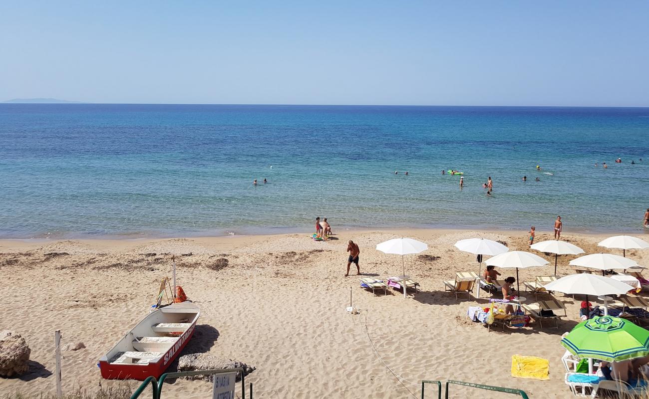 Foto af Spiaggia lu Bagnu med brunt sand overflade