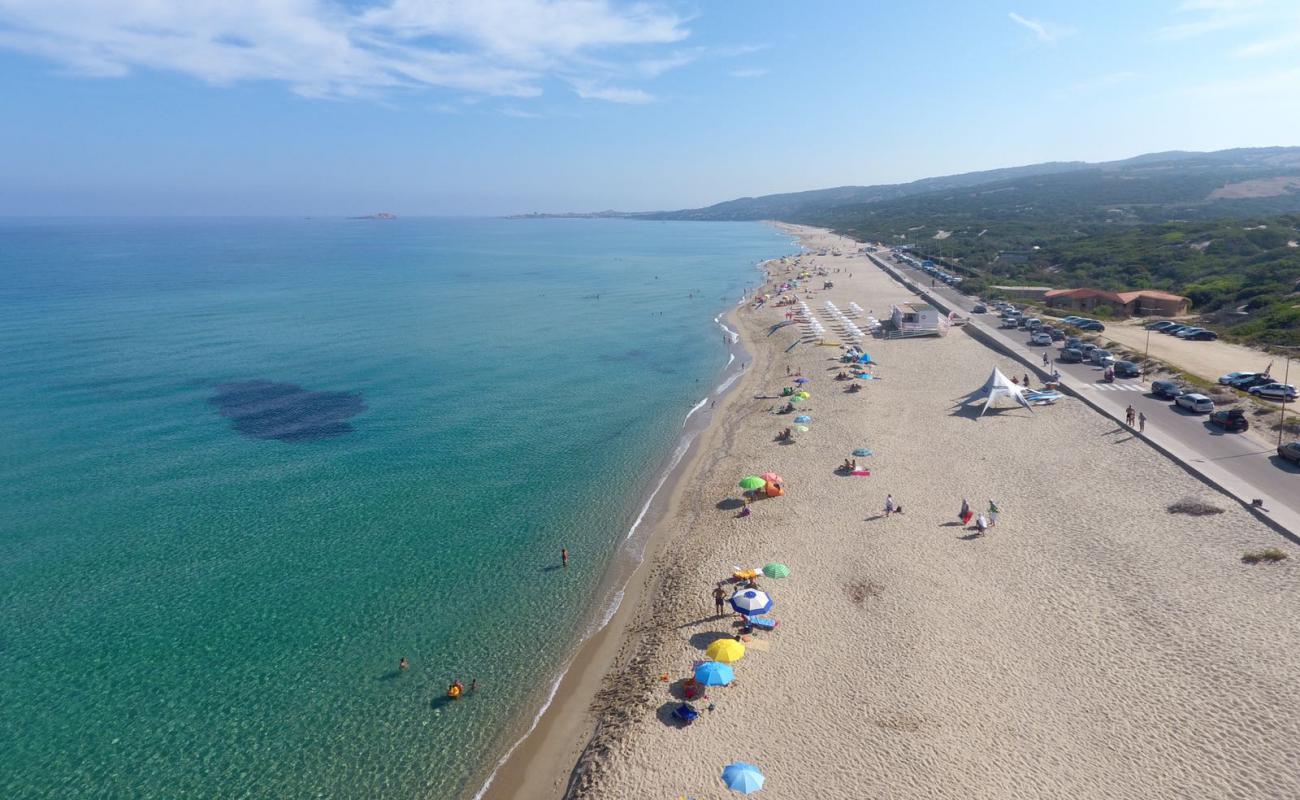 Foto af Junchi på Badesi Stranden med lys sand overflade