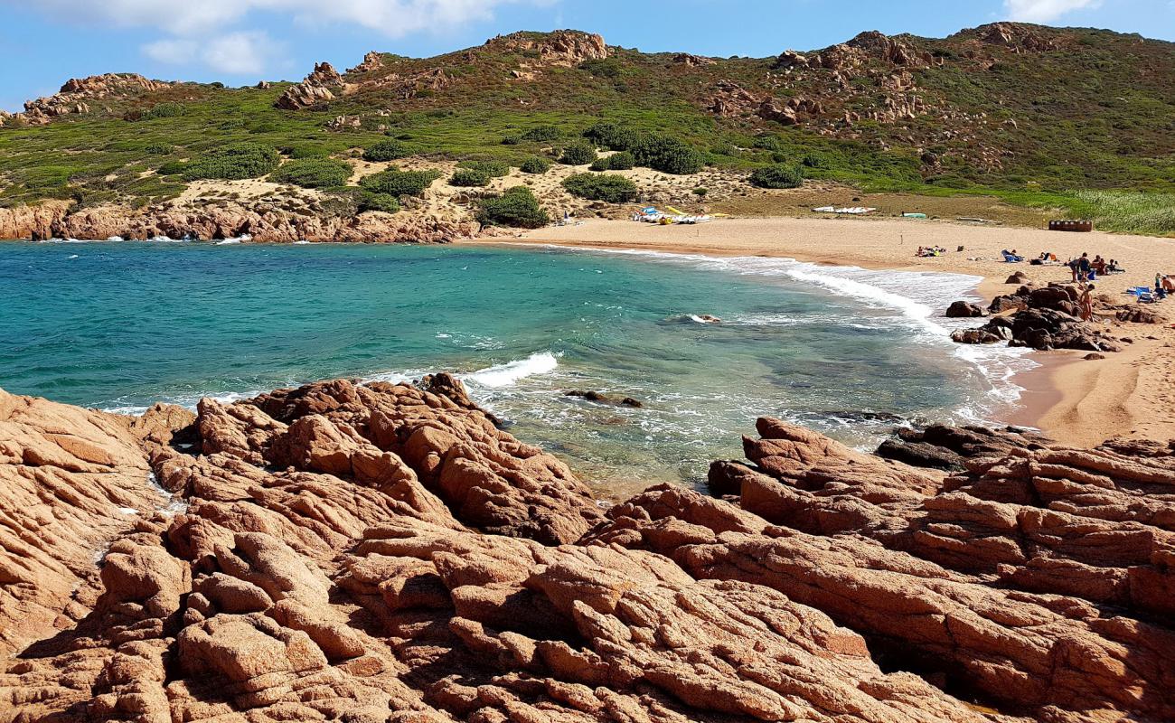 Foto af Cala Sarraina med brunt sand overflade