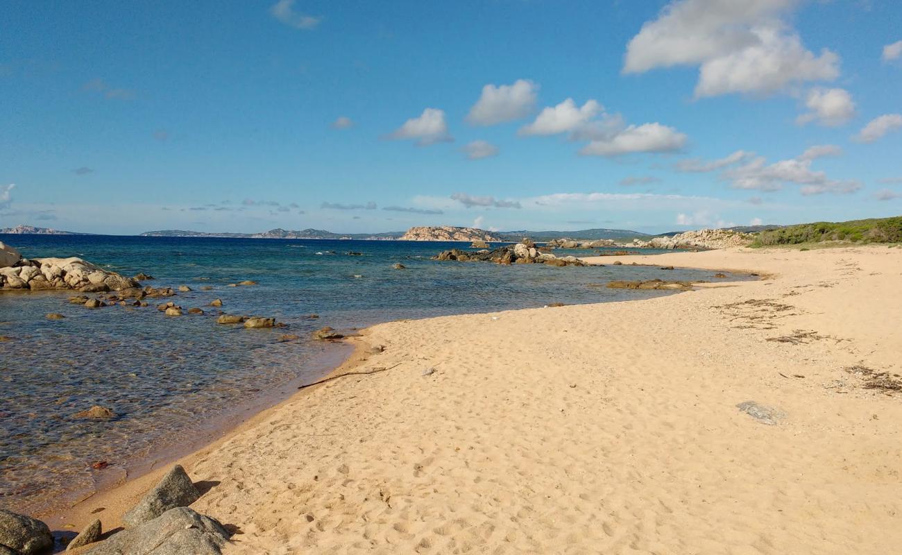 Foto af Spiaggia Rio Li Sardi med brunt sand og sten overflade