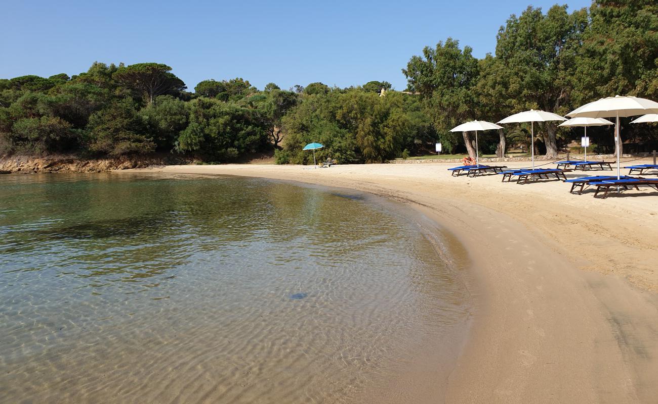 Foto af Spiaggia di Cala Capra med lys fint sand overflade