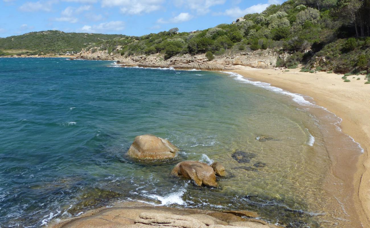 Foto af Cala Ginepro med let fin sten overflade