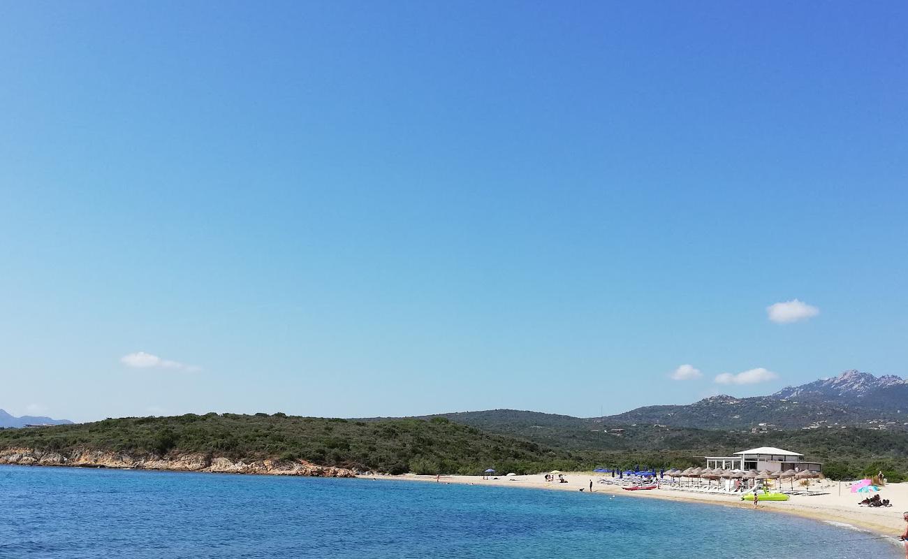 Foto af Cala Razza di Juncu med let sand og småsten overflade