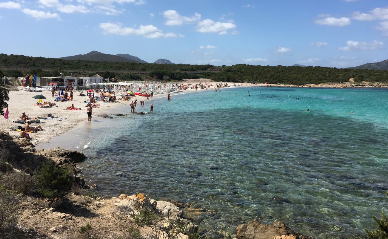 Foto af Spiaggia di Cala Sabina med lys fint sand overflade