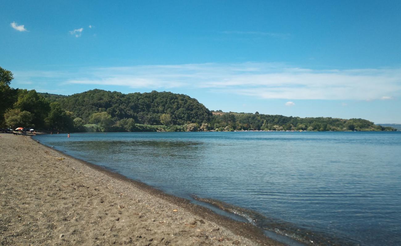 Foto af Spiaggia di Cavajano med grå sand overflade