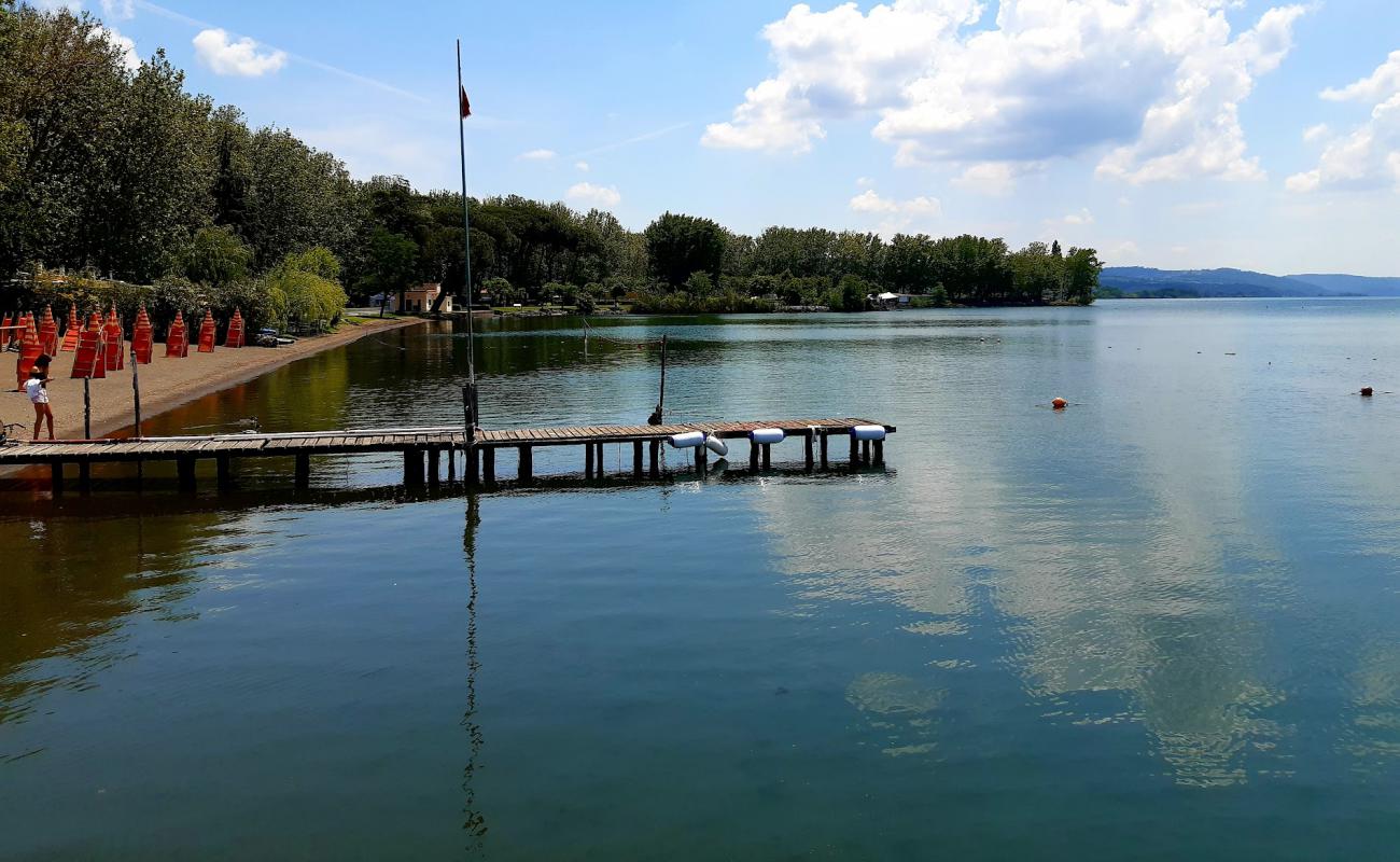 Foto af Spiaggia Lago Bolsena med lys sand overflade