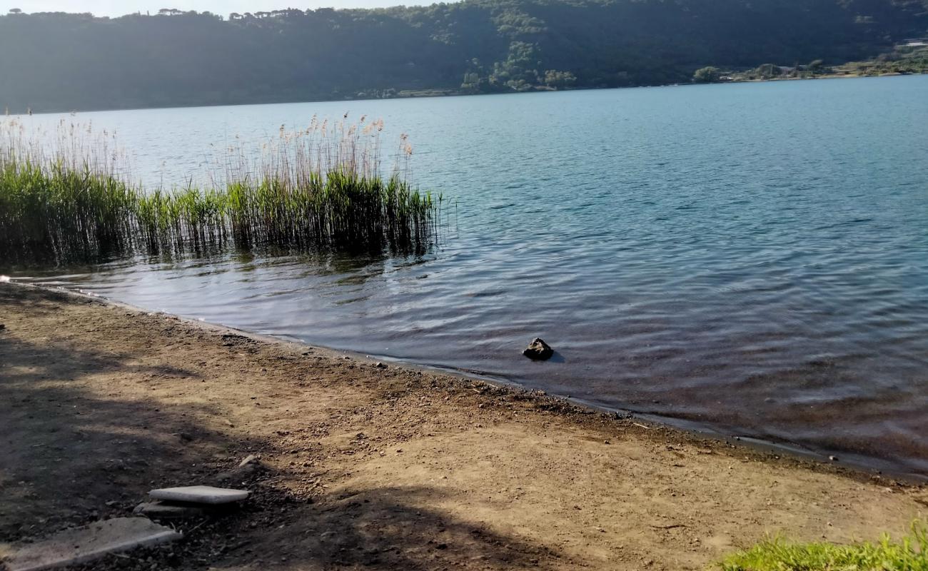 Foto af Spiaggia Lago di Nemi med lyst sand & sten overflade