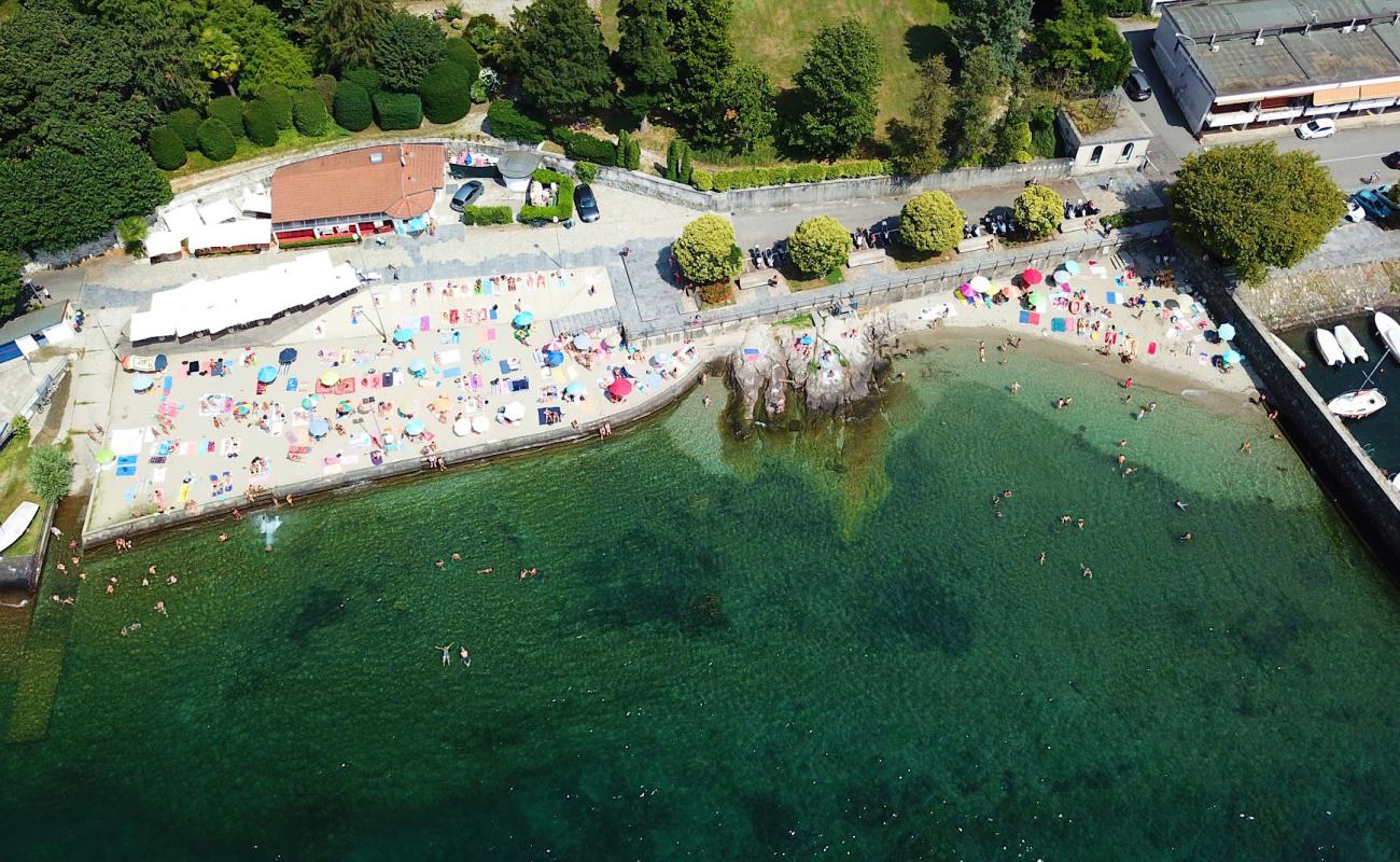 Foto af Lido Ispra med lys sand overflade