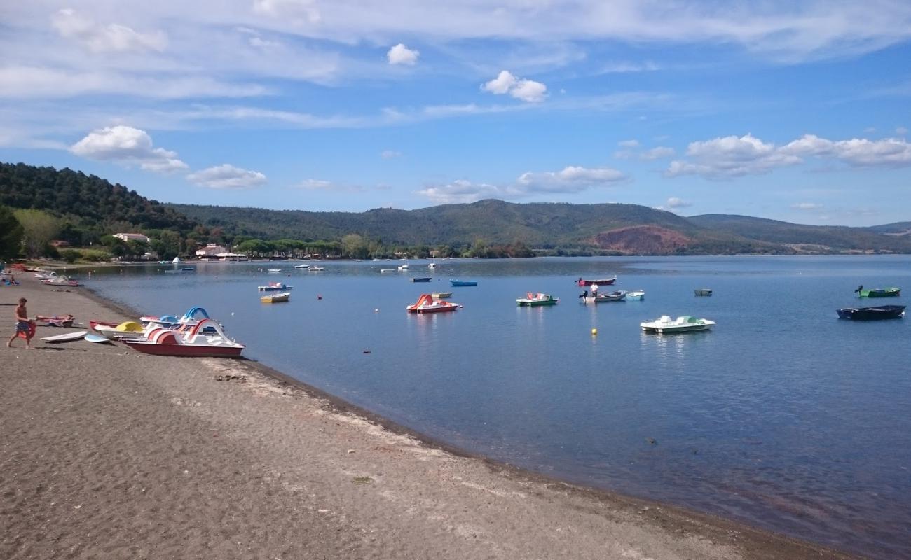 Foto af Spiaggia de Lungolago med grå fin sten overflade