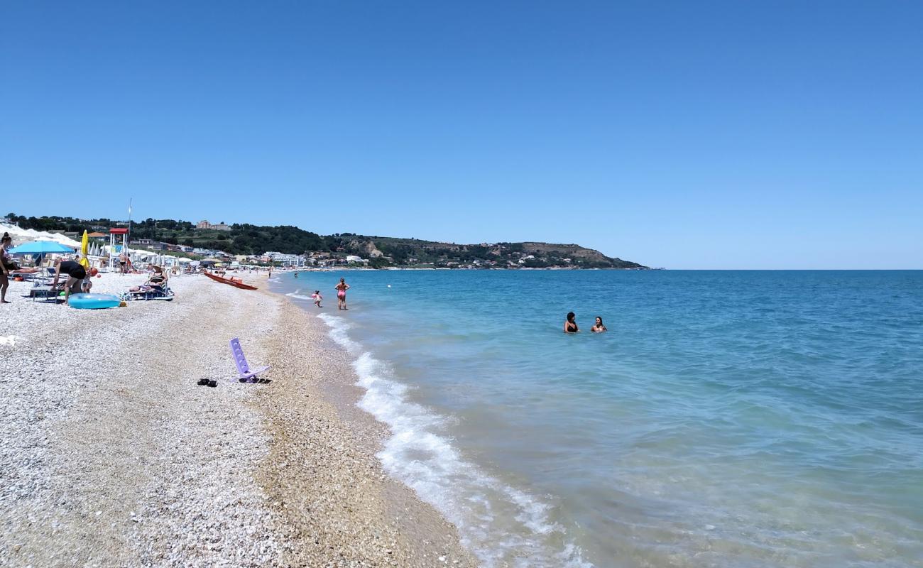 Foto af Spiaggia di Fossacesia Marina med grå sten overflade