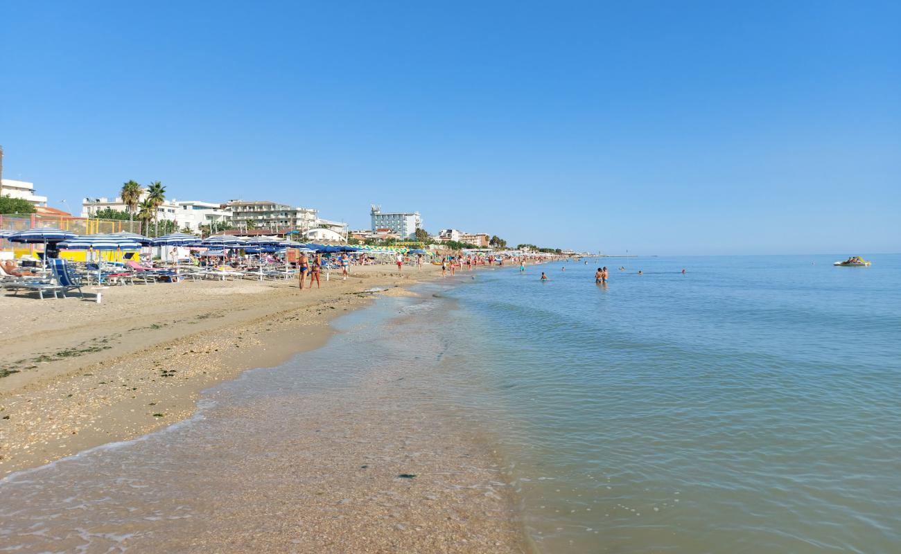 Foto af Spiaggia di Alba Adriatica med lys sand overflade