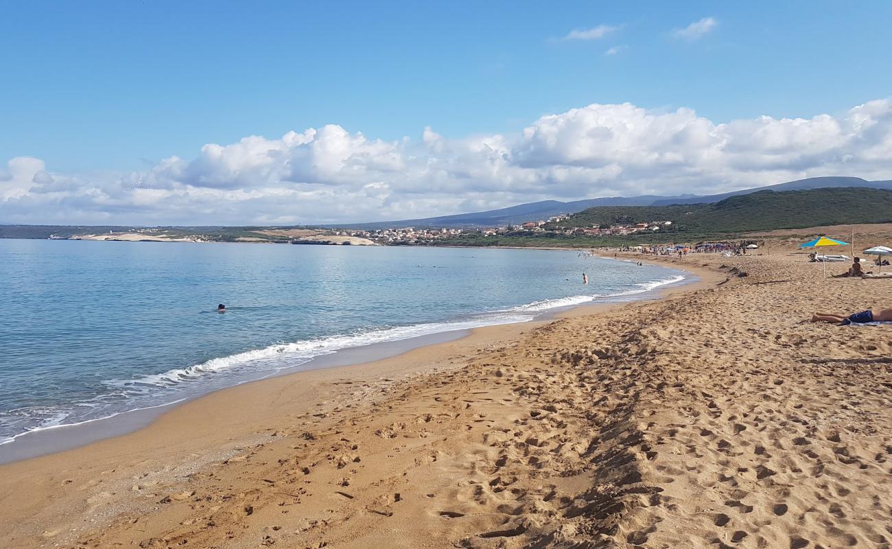 Foto af Spiaggia di Is Asrenas med lys sand overflade