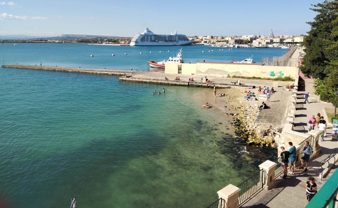 Foto af Spiaggetta della Marina in Ortigia med lys sand overflade