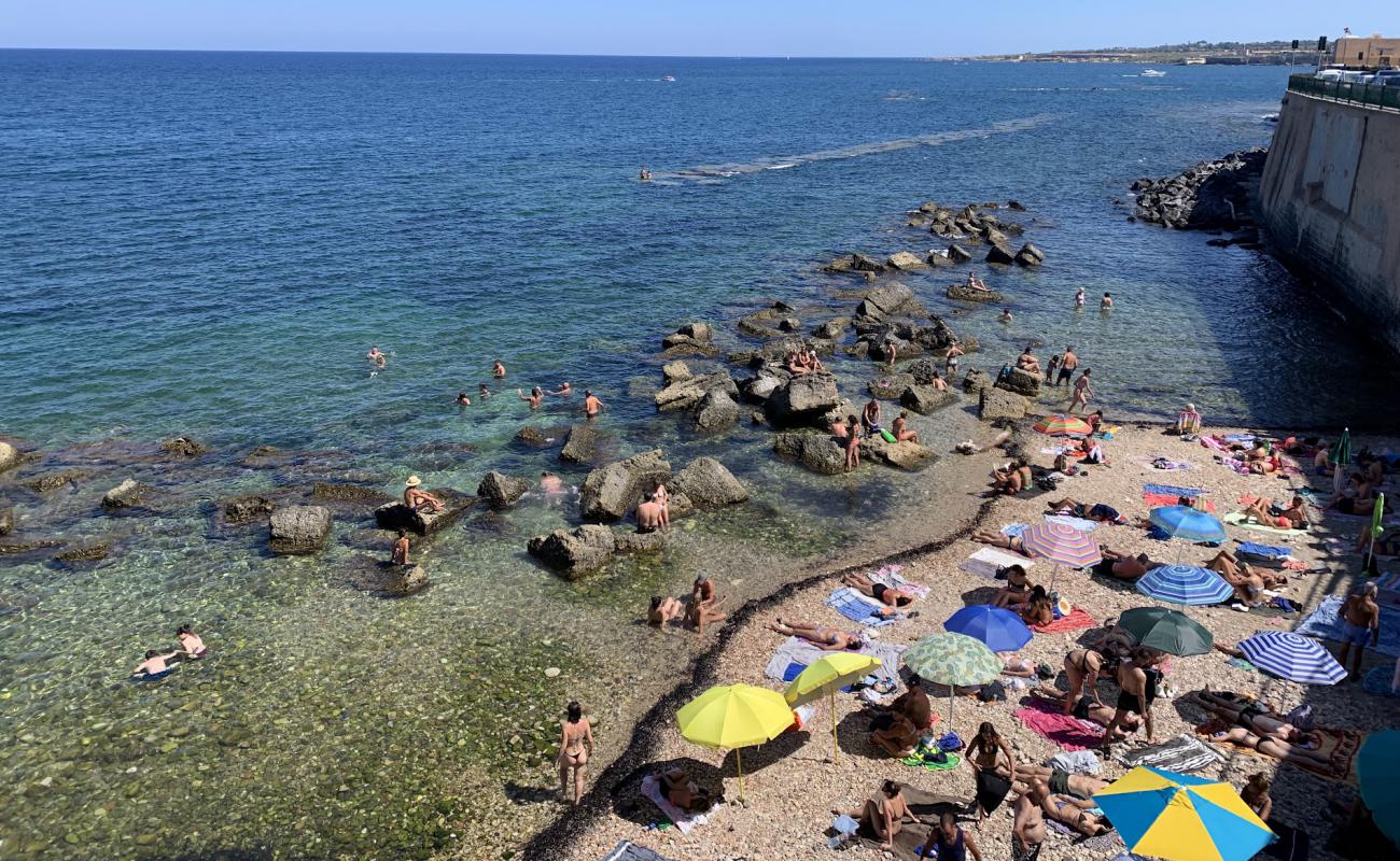 Foto af Cala Rossa Beach med gråt sand og sten overflade