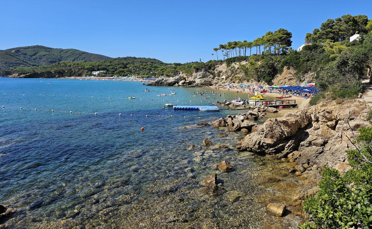 Foto af Spiaggia Le Calanchiole med lys sand overflade