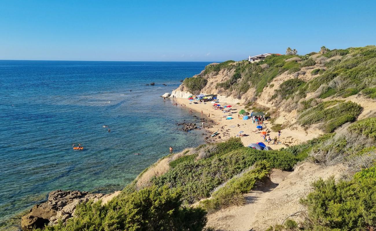 Foto af Spiaggia di Punta Perruledda Nord med lys sand overflade