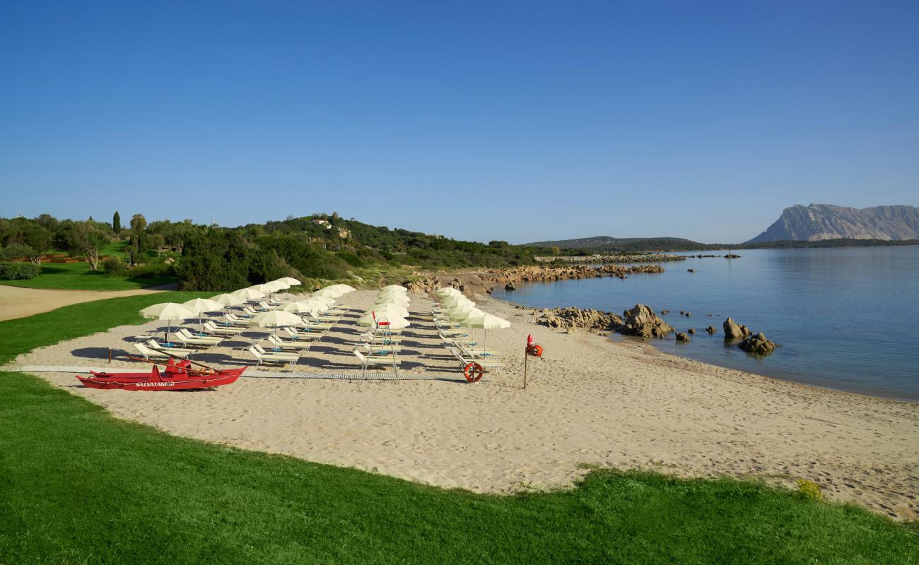 Foto af Caletta delle Lune med lys sand overflade