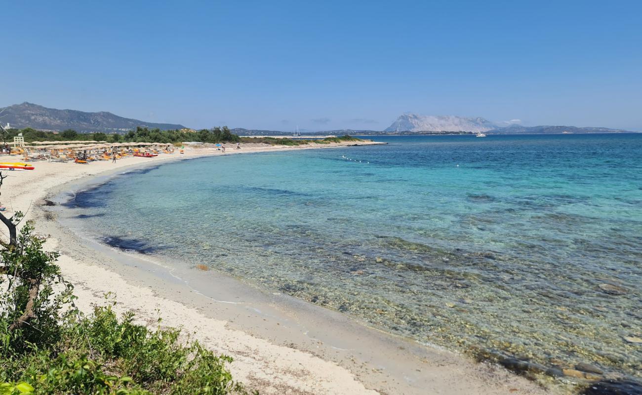 Foto af Spiaggia del Veraclub Amasea med lys sand overflade