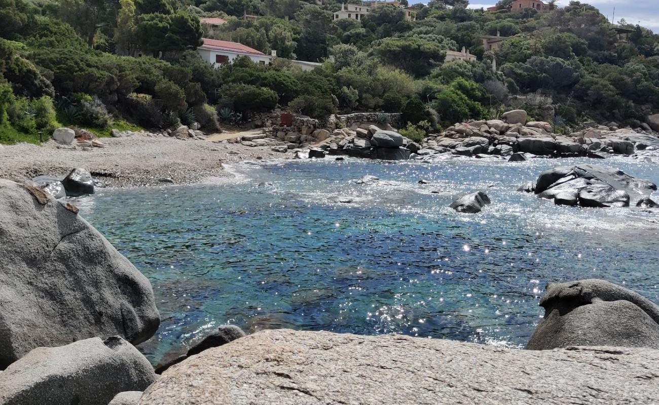 Foto af Caletta di Baccu Mandara med grå sten overflade