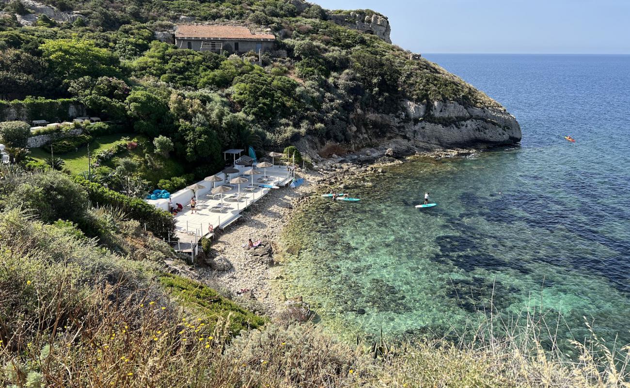 Foto af Spiaggia Cala Murr'e Porcu med sten overflade