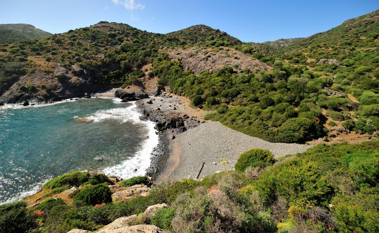 Foto af Cala Bernardu med grå sten overflade