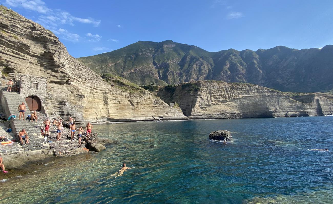 Foto af Spiaggia di Pollara med sten overflade