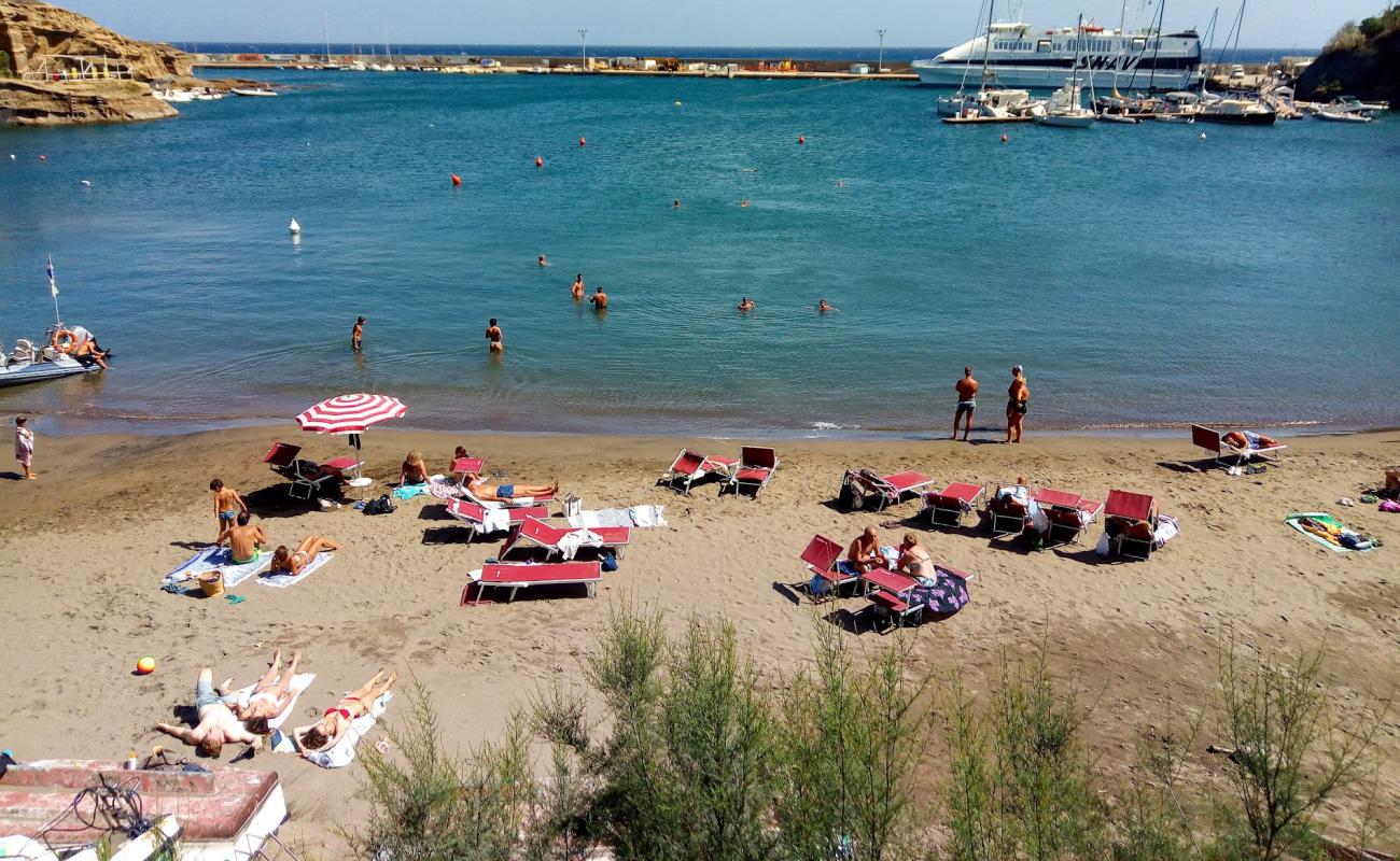 Foto af Spiaggia di Cala Rossano med lys sand overflade