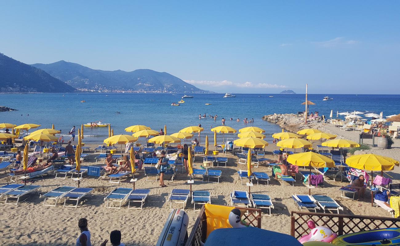 Foto af Bagni Capo Mele med grå sand overflade